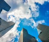 Blick vom Boden in den Himmel mit Wolkenkratzer als Symbolbild fuer das Training: Nutanix Enterprise Cloud Administration (ECA) v7.5 online DE